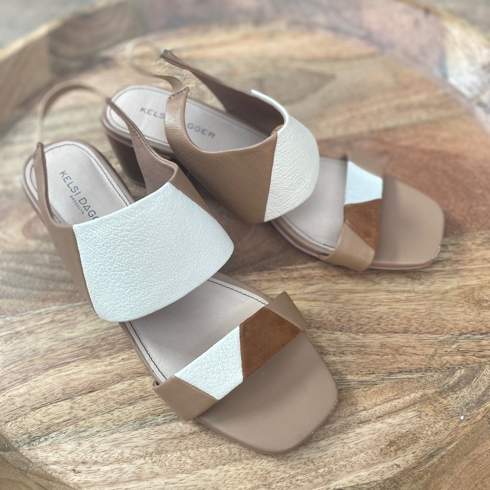 Kelsi Dagger Women's Tan and White Sandals